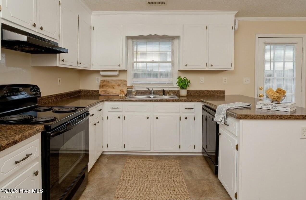 1111 Grovemont Dr #F4 - Photo 5 of 33