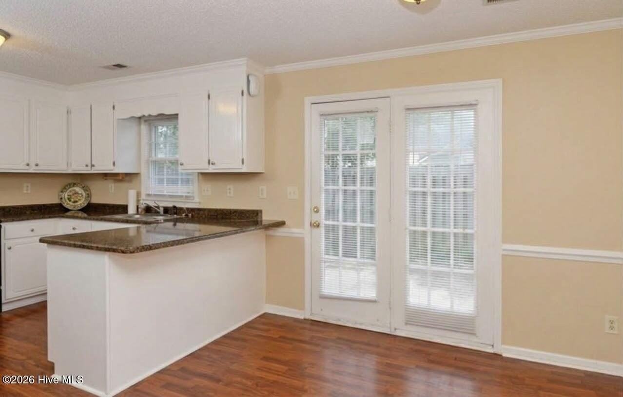 1111 Grovemont Dr #F4 - Photo 7 of 33
