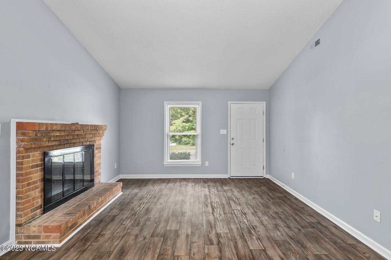 111 Windsor Ct - Photo 5 of 30