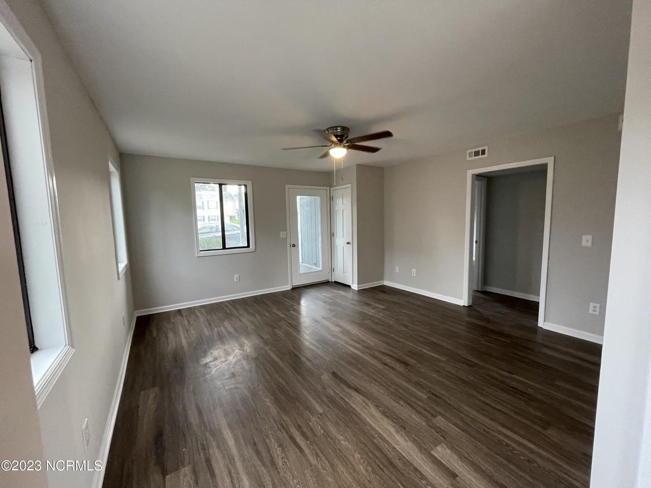 1313 Wellington Ave - Photo 3 of 15