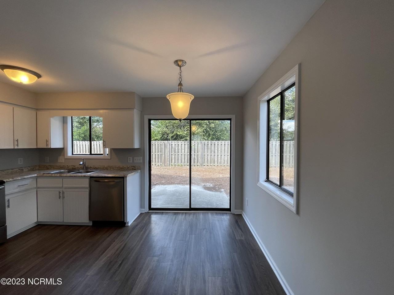 1313 Wellington Ave - Photo 4 of 15