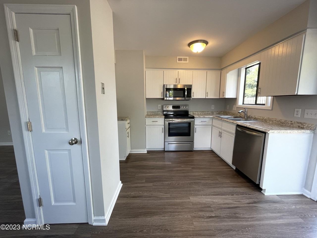 1313 Wellington Ave - Photo 5 of 15