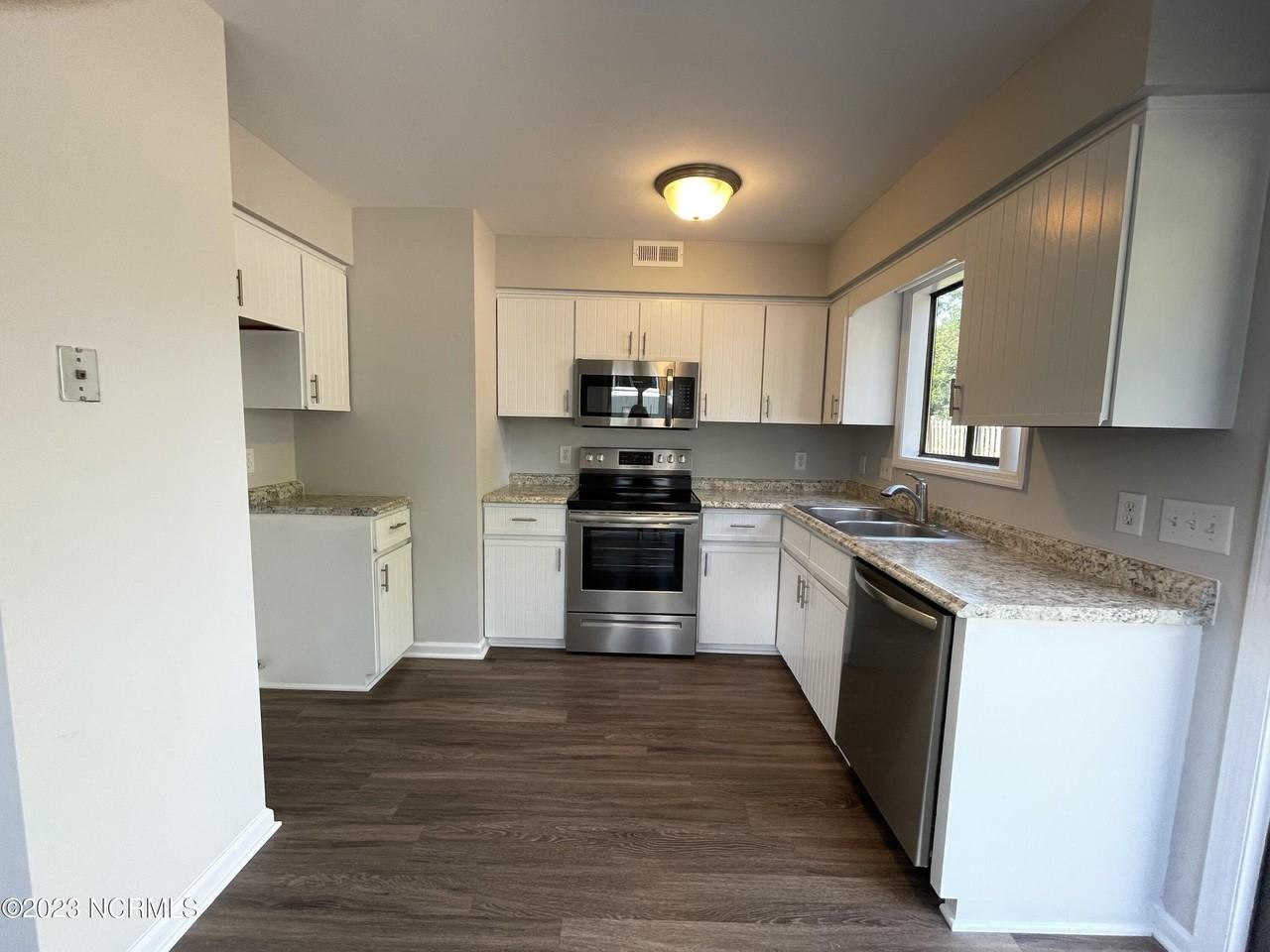 1313 Wellington Ave - Photo 7 of 15