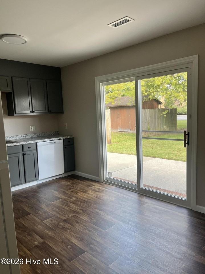 102 Fletcher Pl - Photo 4 of 8