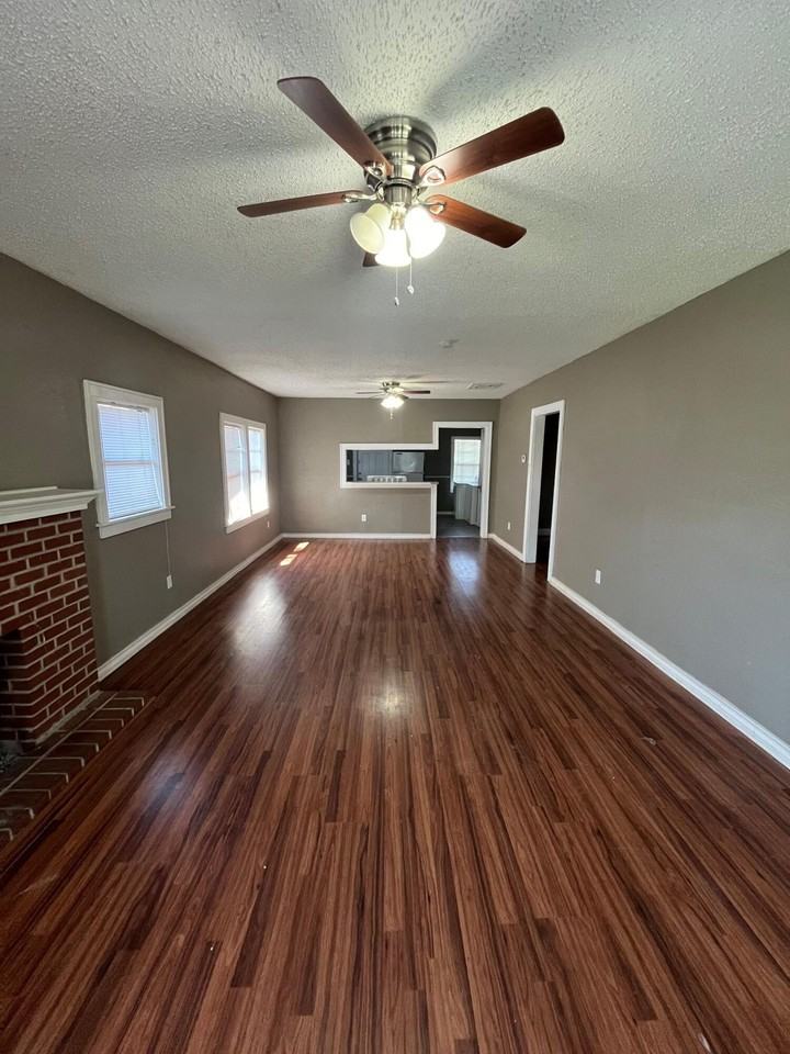 2208 18th St - Photo 4 of 12