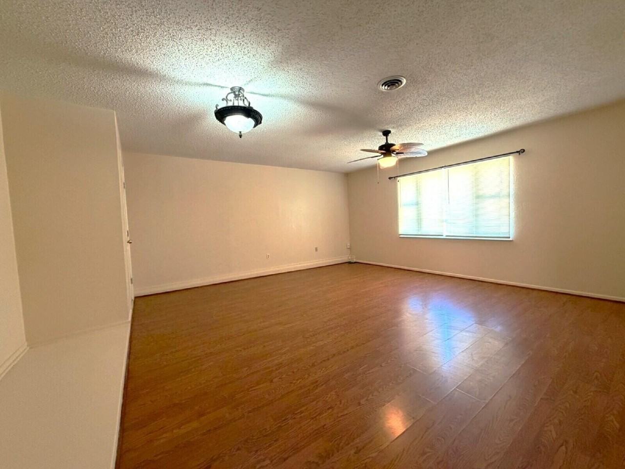5015 52nd St - Photo 4 of 8