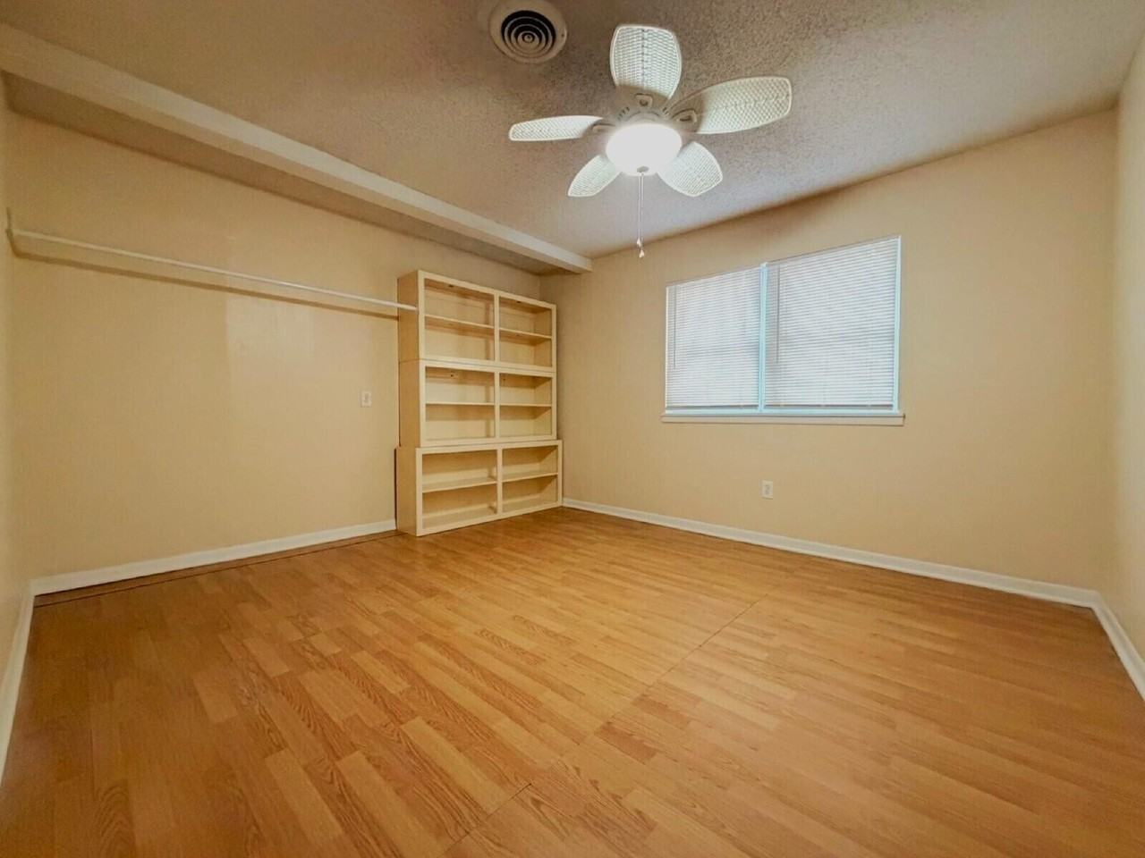 5015 52nd St - Photo 5 of 8