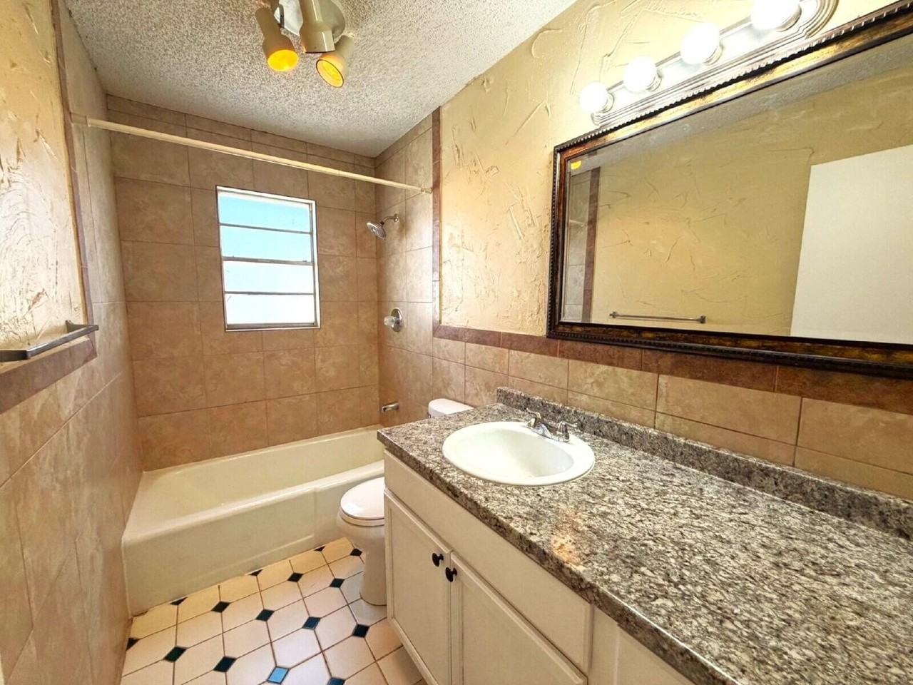 5015 52nd St - Photo 7 of 8