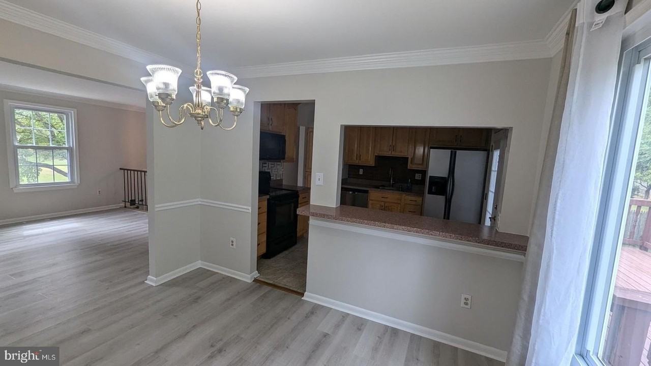 8903 Blackbriar Ct - Photo 5 of 19