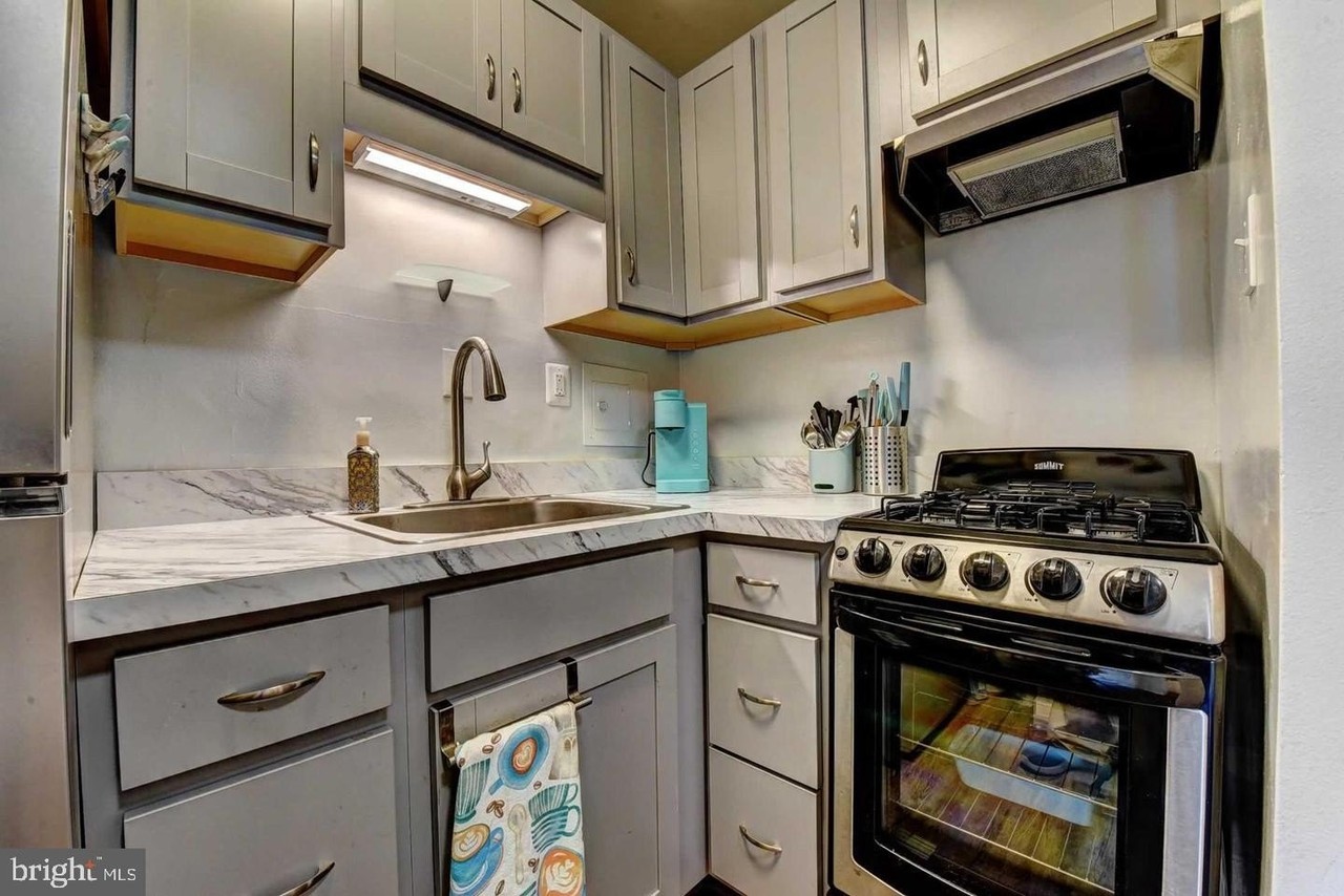 801 N Pitt St - Photo 3 of 37