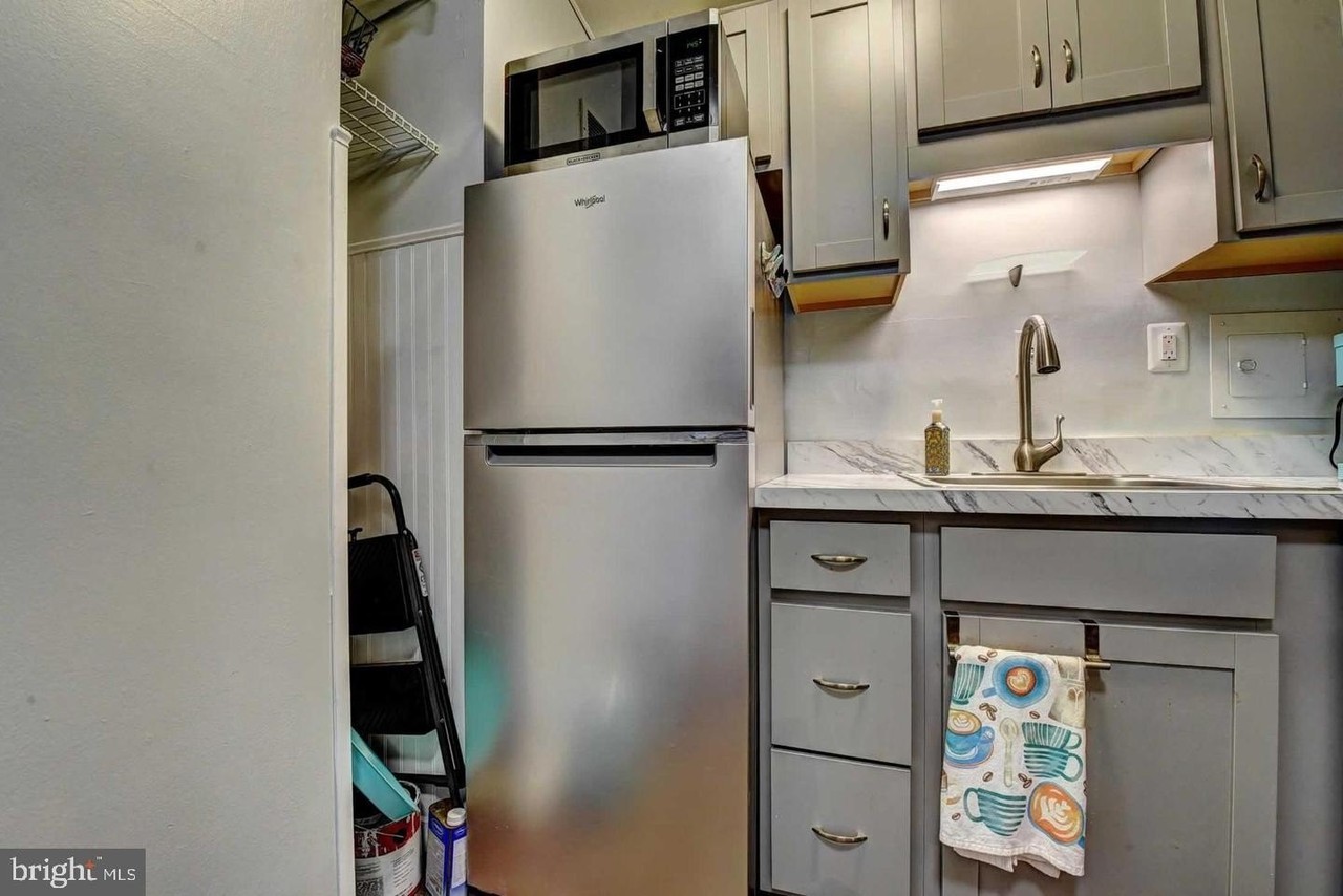 801 N Pitt St - Photo 4 of 37