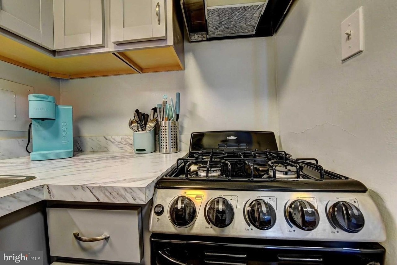 801 N Pitt St - Photo 5 of 37