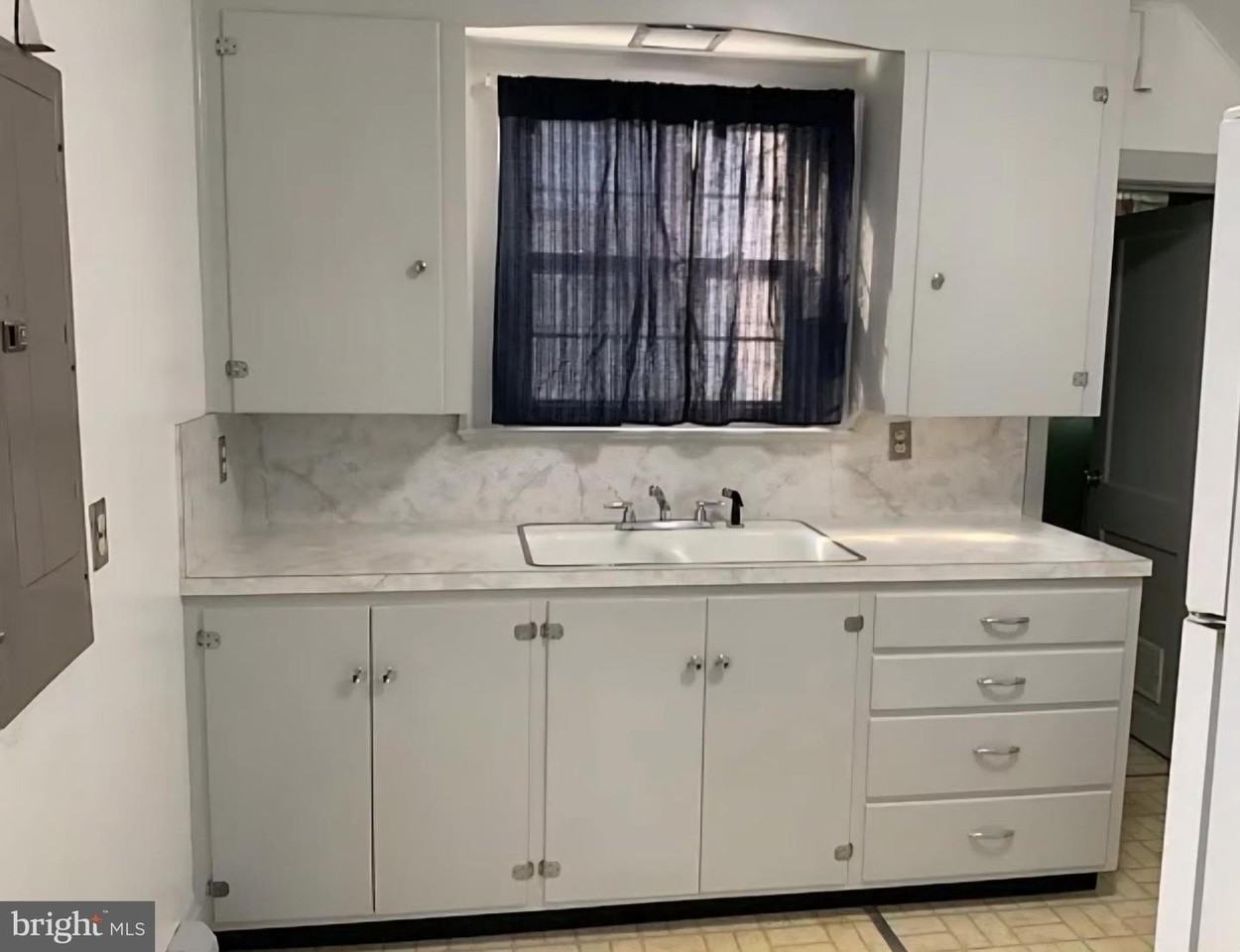 917 Haw St - Photo 4 of 12