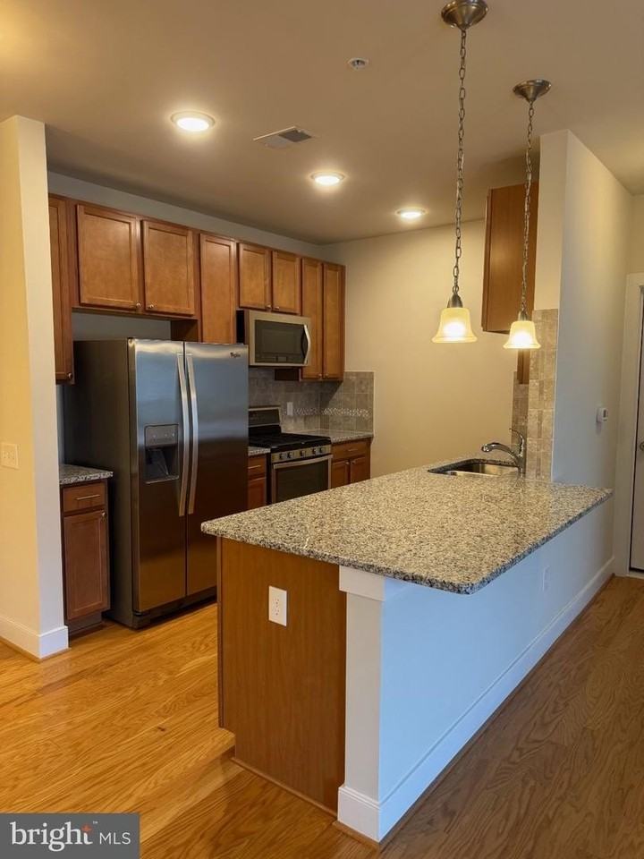 2903 Bleeker St - Photo 3 of 17