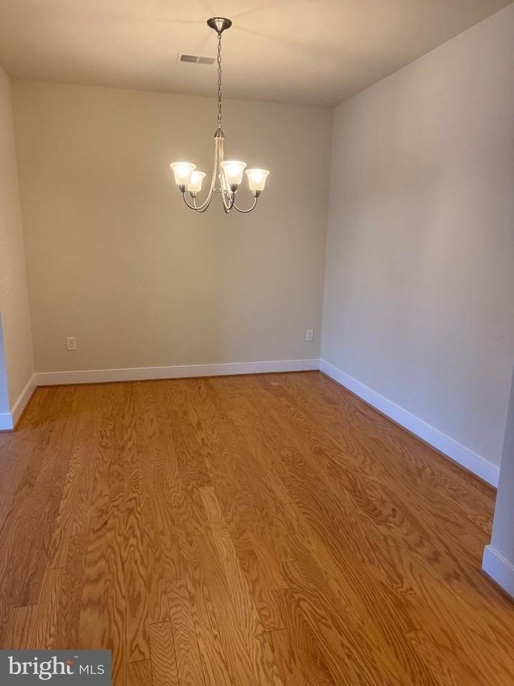 2903 Bleeker St - Photo 5 of 17