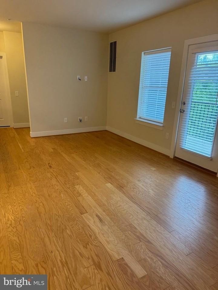 2903 Bleeker St - Photo 6 of 17