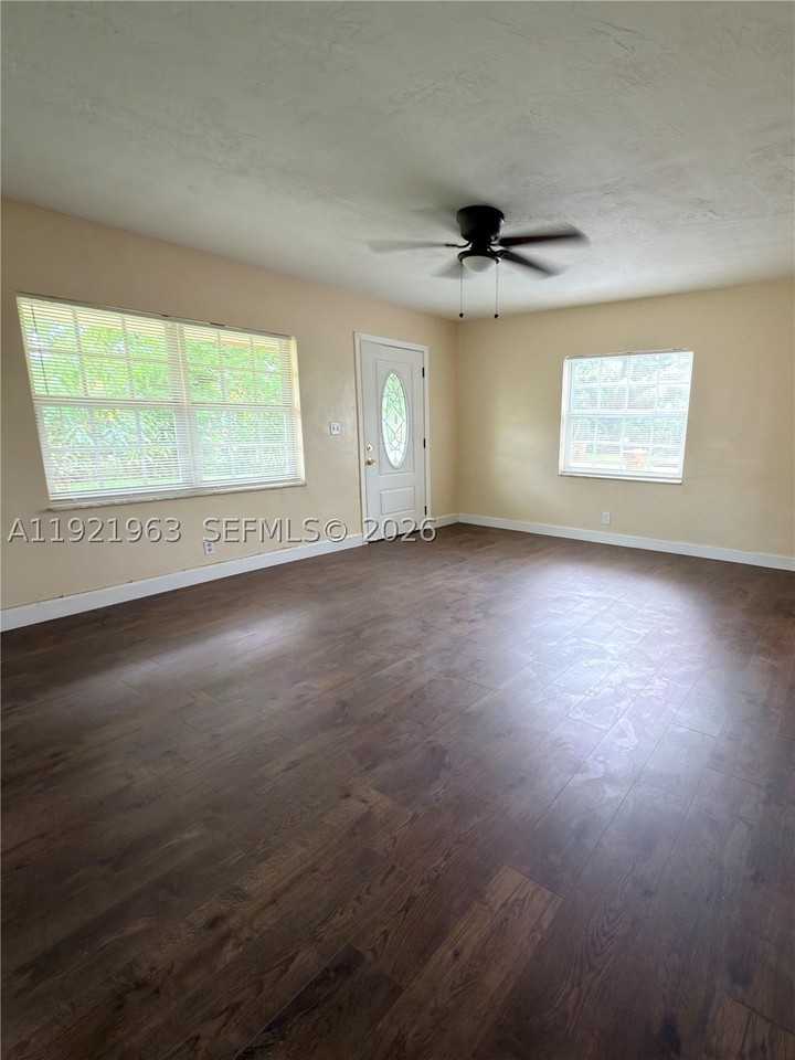 1320 Sw 11th Ave #A - Photo 3 of 12