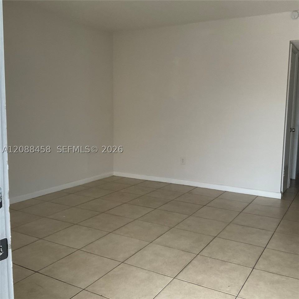 5530 Sw 36th St #1 - Photo 4 of 6