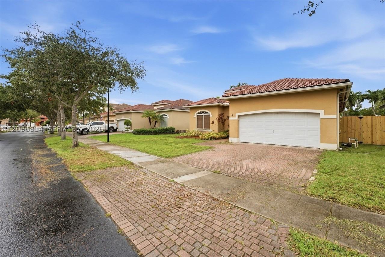 1420 Se 23rd Dr - Photo 2 of 26
