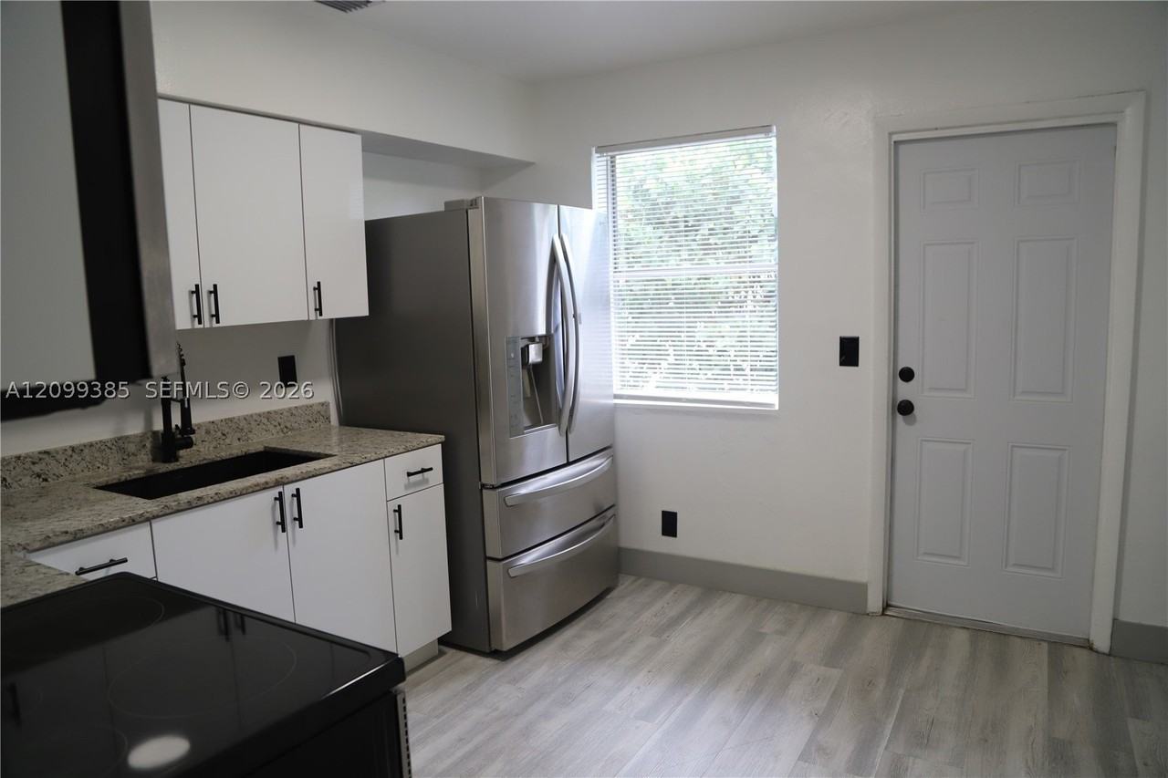 410 Sw 9th Ave #1E - Photo 2 of 7
