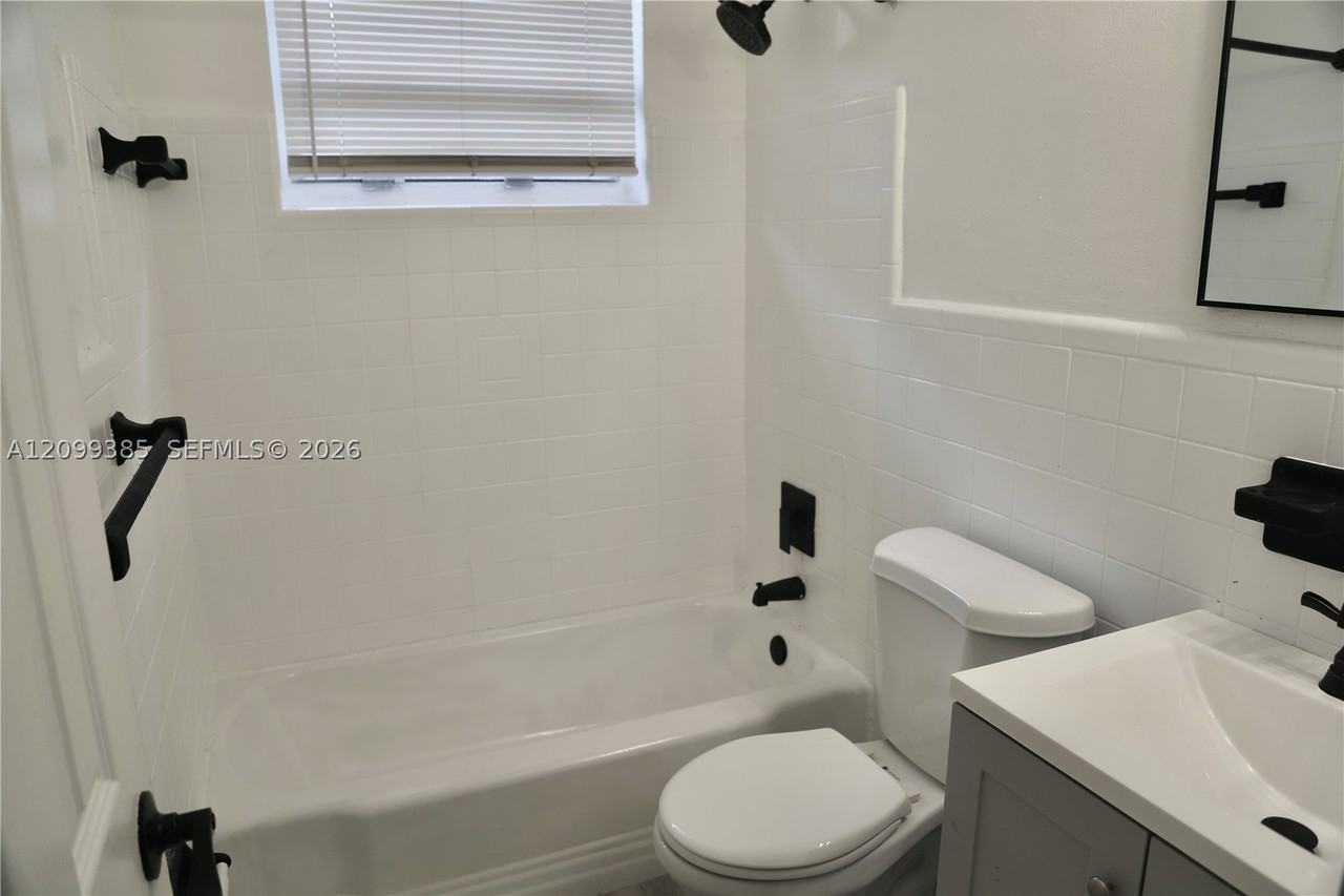 410 Sw 9th Ave #1E - Photo 4 of 7