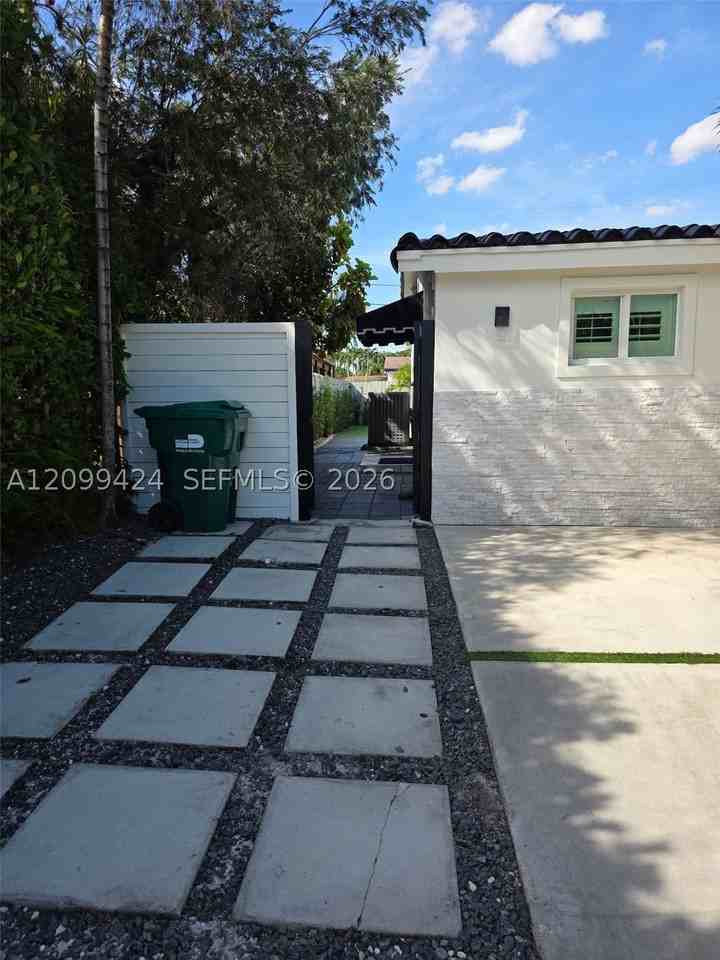 9345 Sw 46th Ter - Photo 2 of 15
