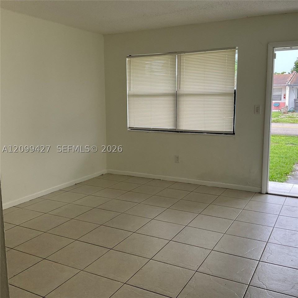 5411 Sw 37th St - Photo 3 of 5