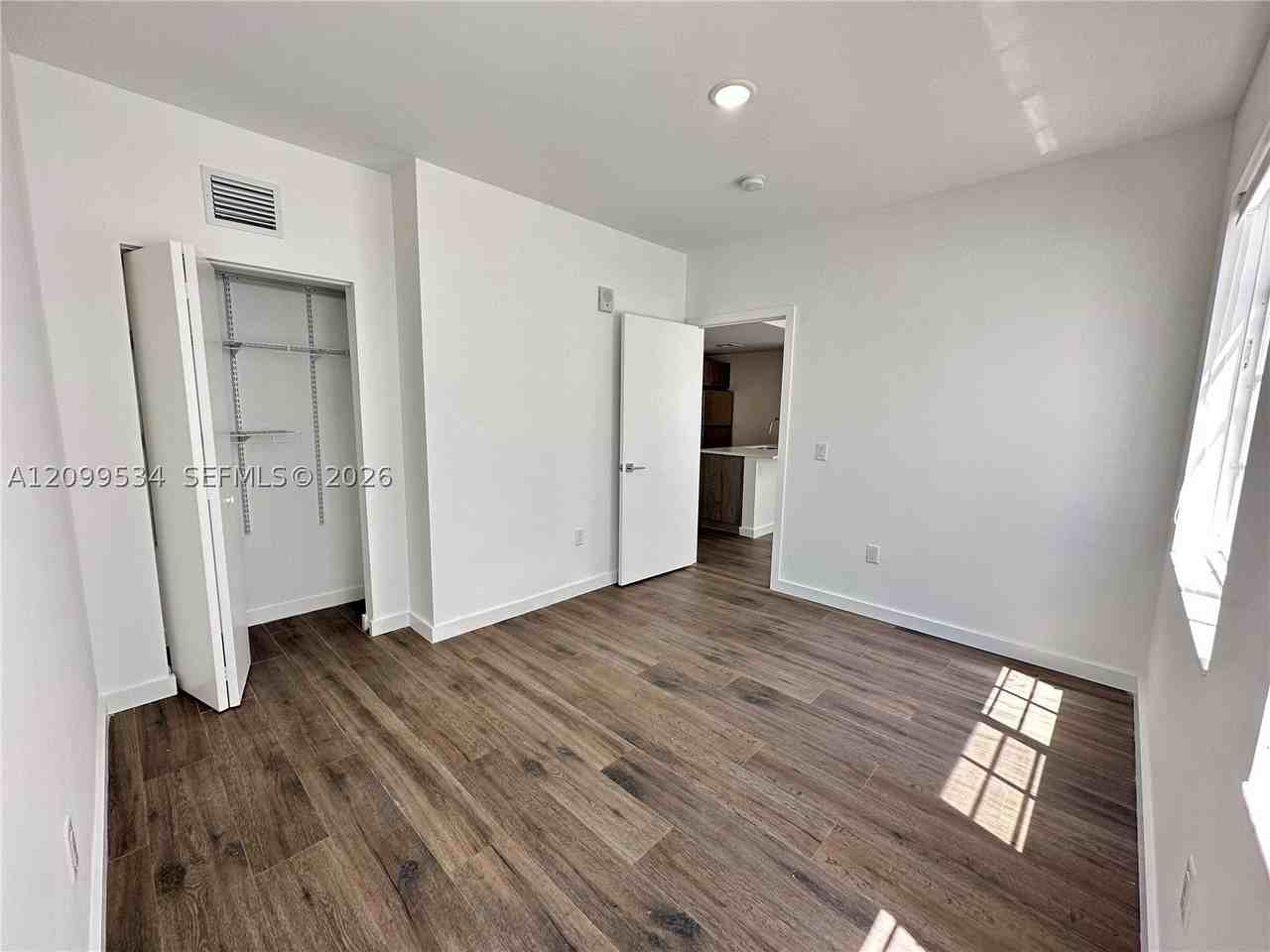 1570 Euclid Ave #5 - Photo 3 of 8