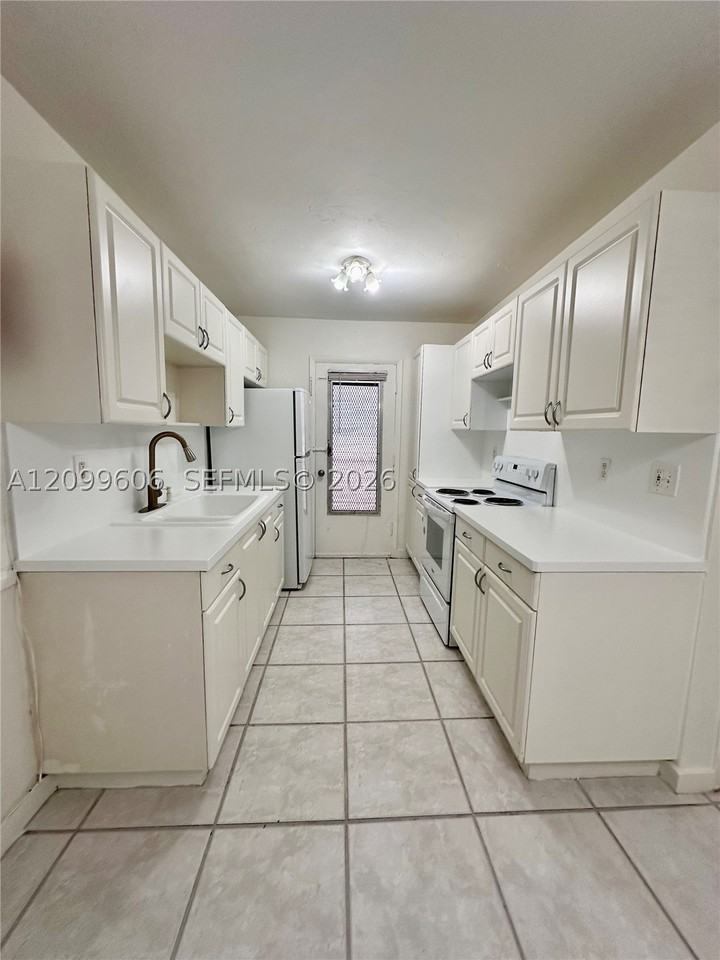 950 Biarritz Dr #4 - Photo 5 of 10