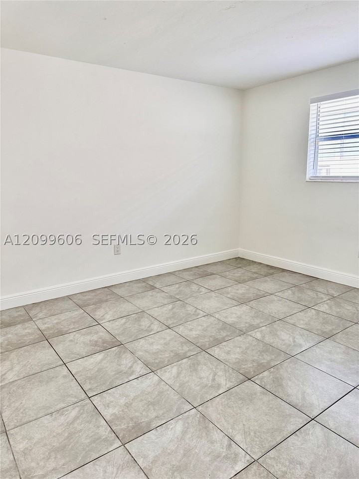 950 Biarritz Dr #4 - Photo 7 of 10