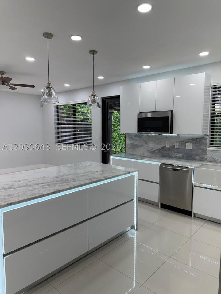 15413 Sw 176th Ter #00 - Photo 2 of 39