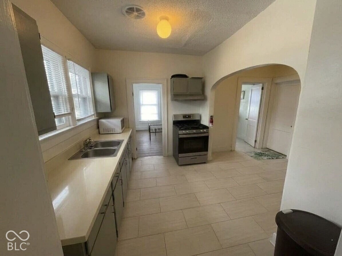537 E 11th St #4 - Photo 2 of 7