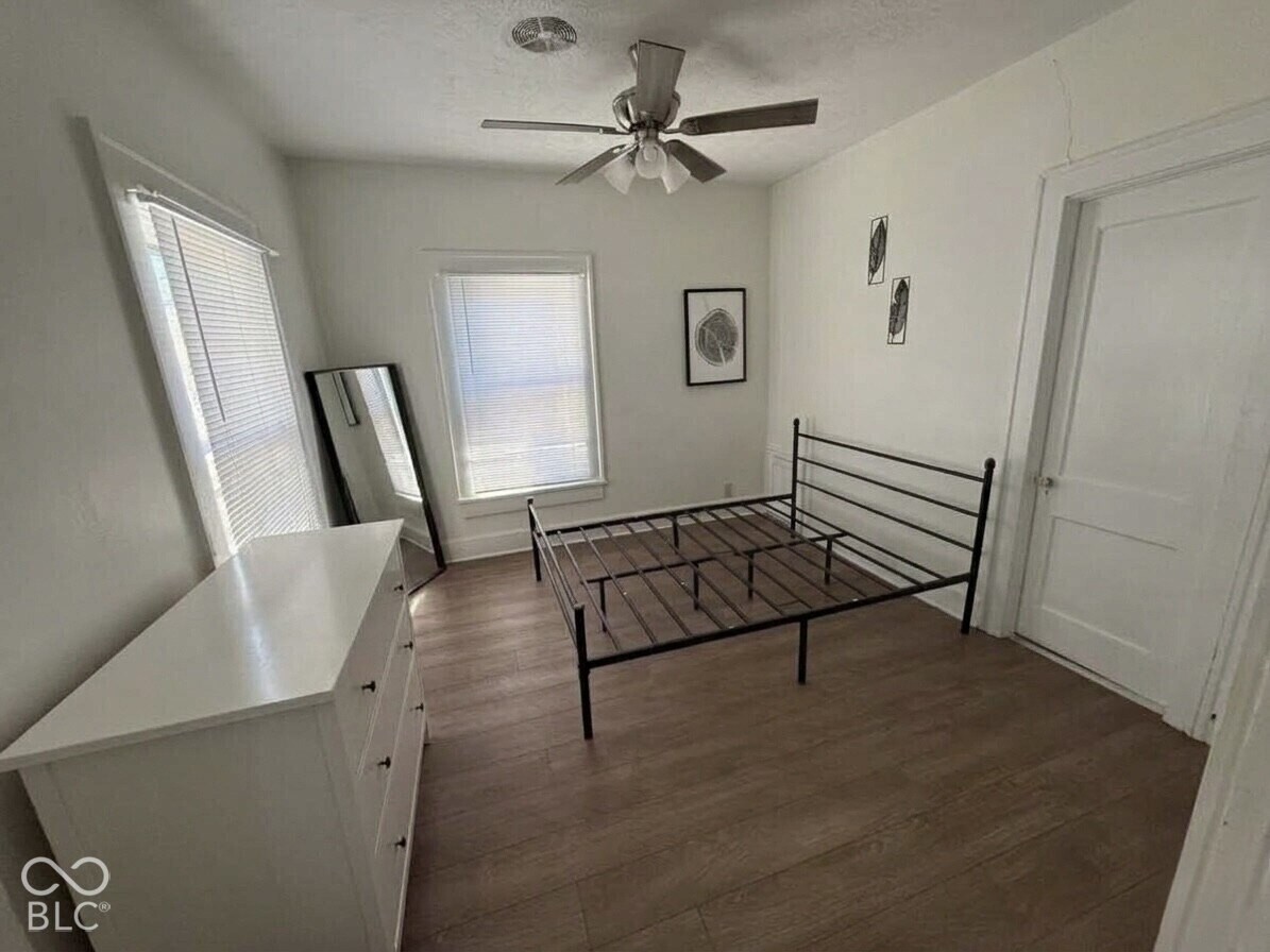 537 E 11th St #4 - Photo 4 of 7
