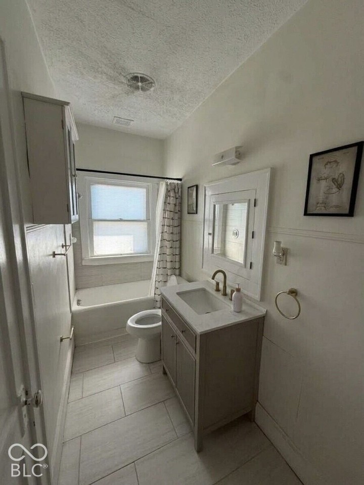 537 E 11th St #4 - Photo 6 of 7