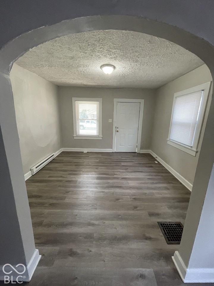 923 N Drexel Ave - Photo 4 of 14