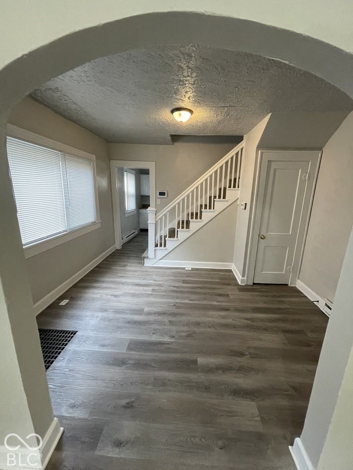 923 N Drexel Ave - Photo 5 of 14