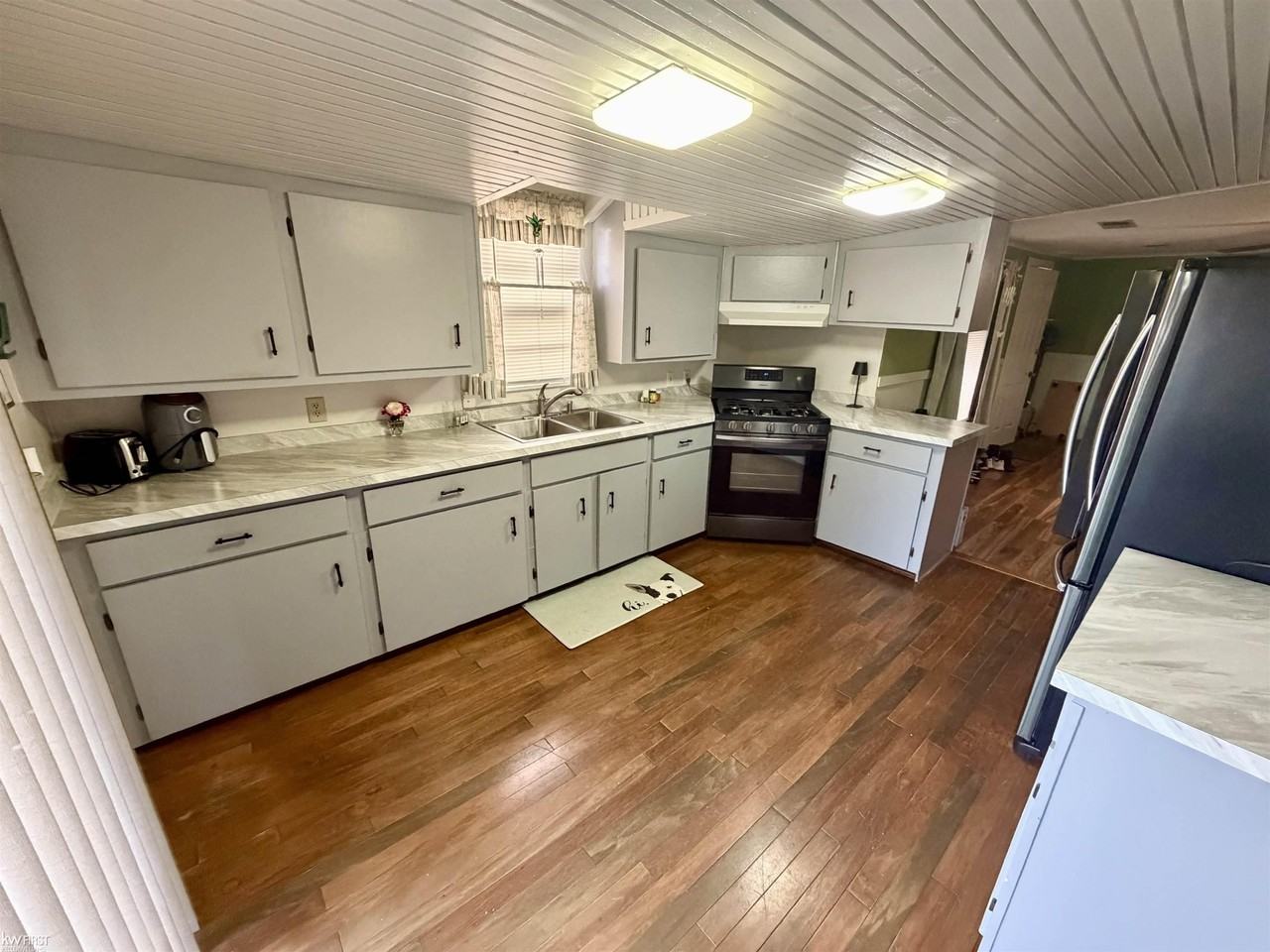 921 E Mount Morris St - Photo 2 of 7