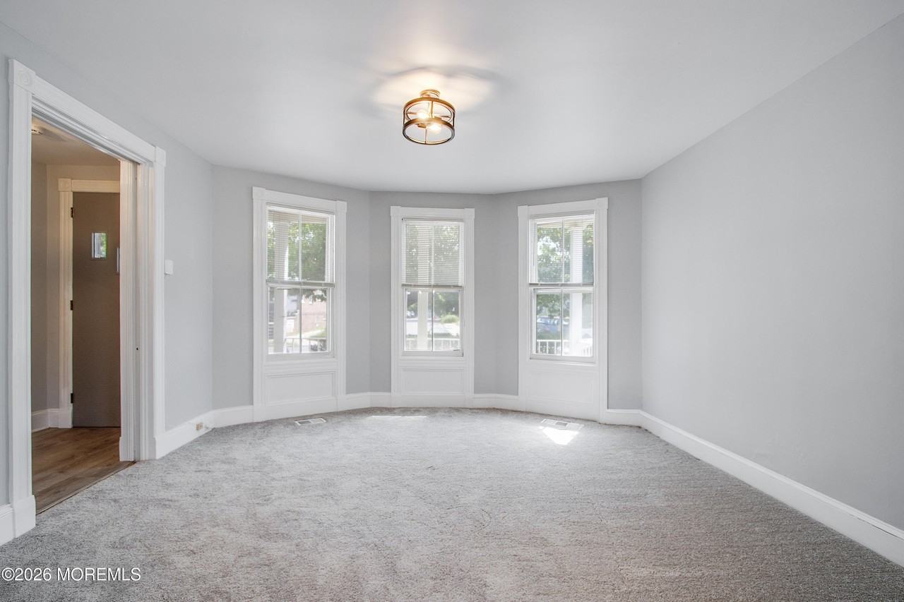 81 Woodbridge Ave - Photo 5 of 26