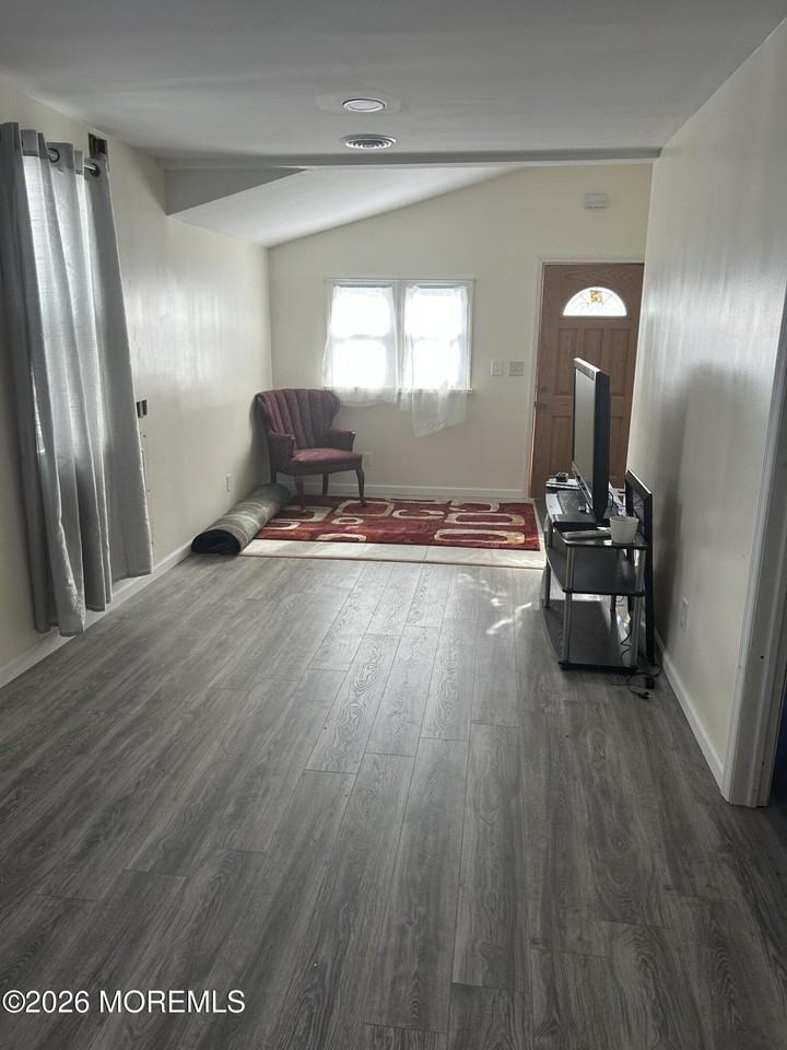 75 Shore Blvd - Photo 3 of 10
