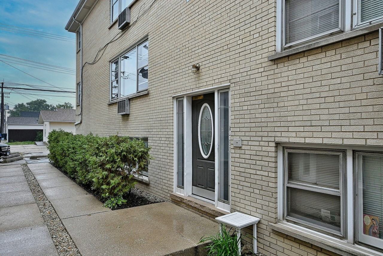 7610 W Belmont Ave #2N - Photo 3 of 23