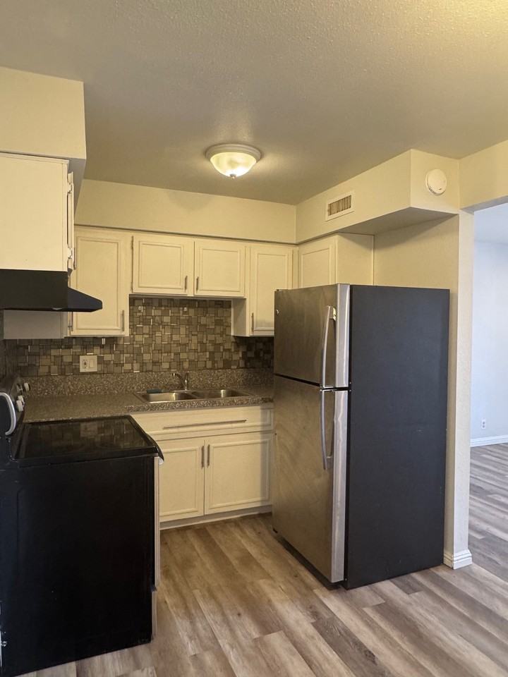 615 South Royal Crest Circle - 24Unit 24 #24 - Photo 3 of 12