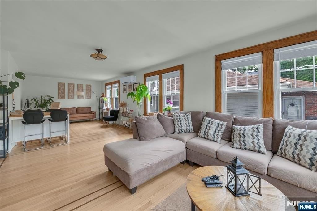 728 Stewart St - Photo 6 of 32