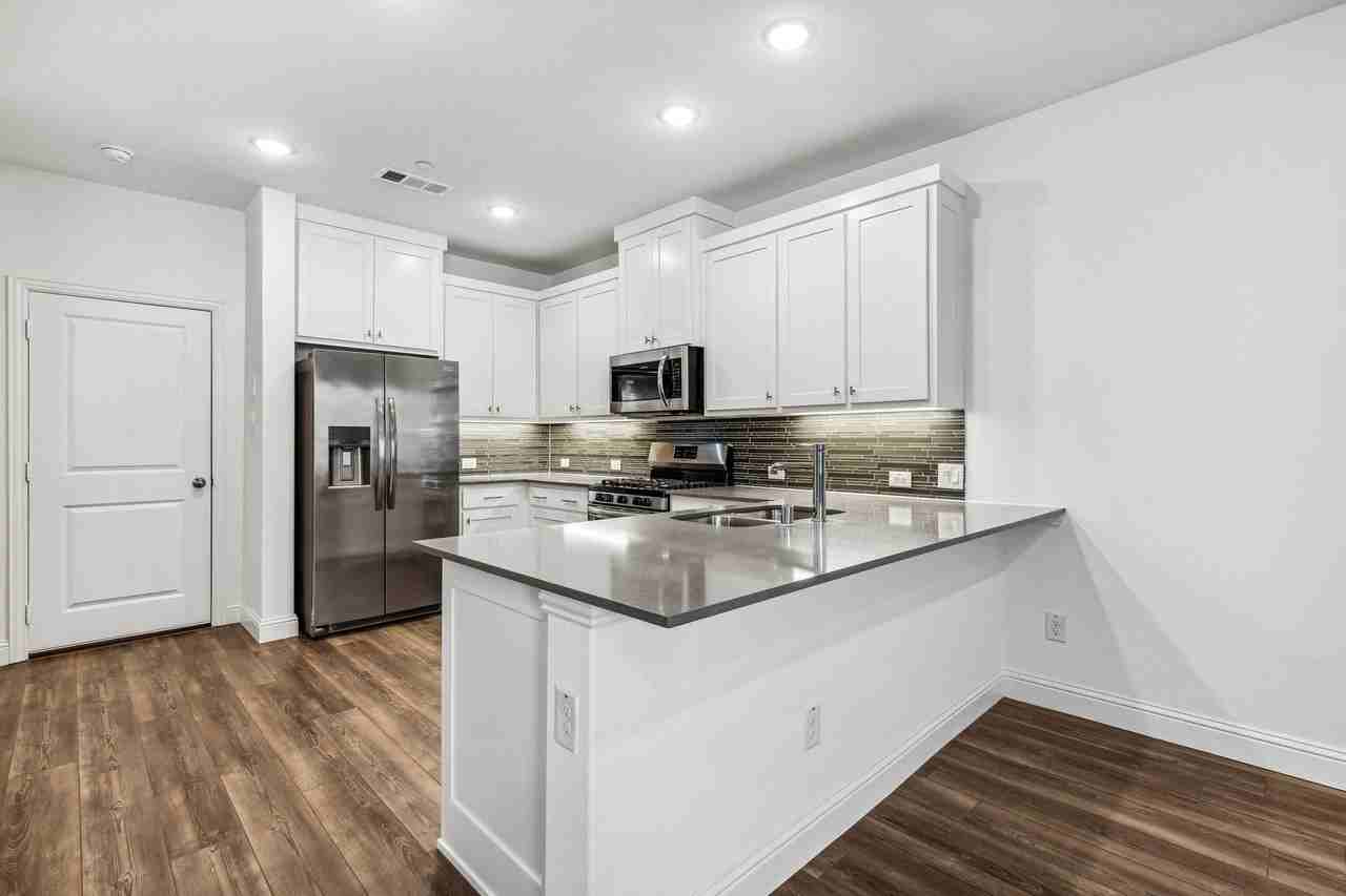 1008 Homestead Way - Photo 5 of 31