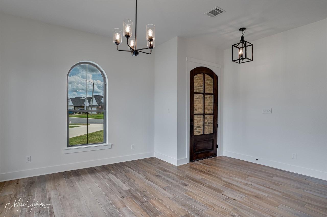 319 Newport Ln - Photo 4 of 26