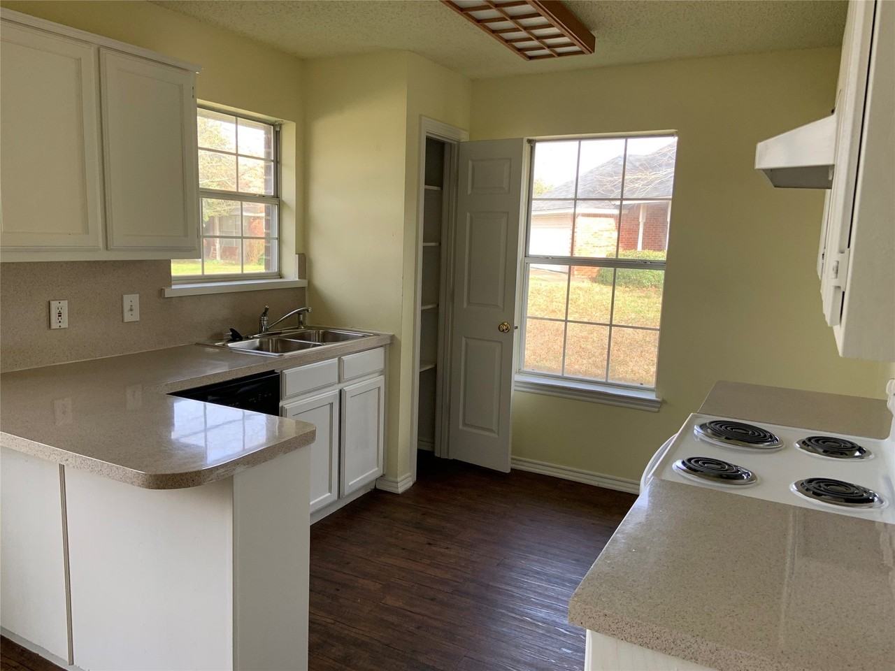 816 Brittany Dr - Photo 5 of 19