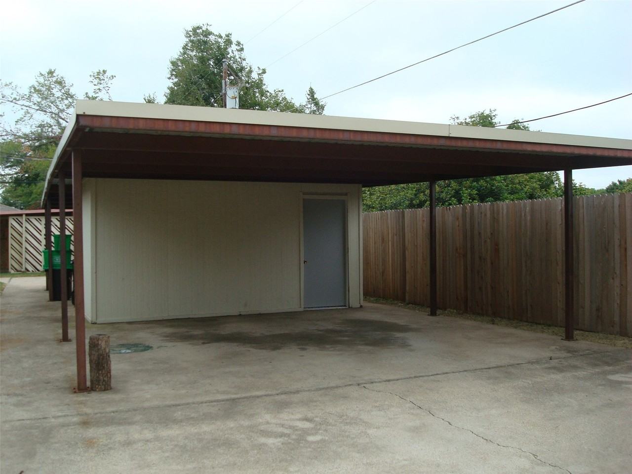 716 Windcrest Dr - Photo 2 of 5