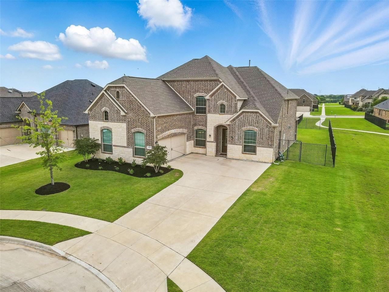 1477 Shooting Star Dr - Photo 3 of 40