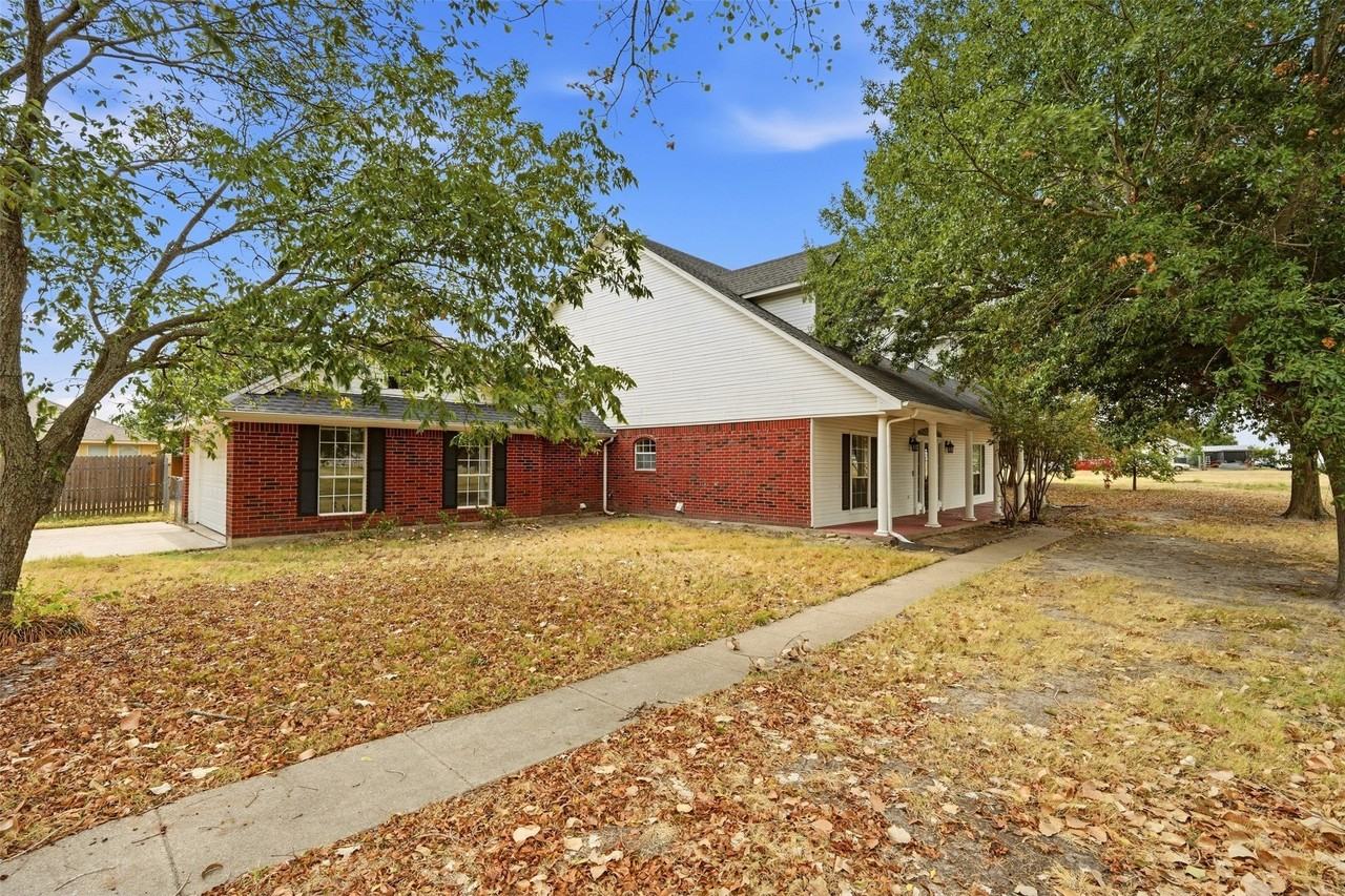 2661 Epps Rd - Photo 2 of 37