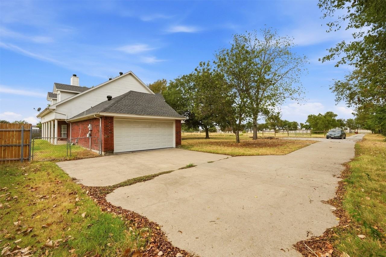 2661 Epps Rd - Photo 4 of 37