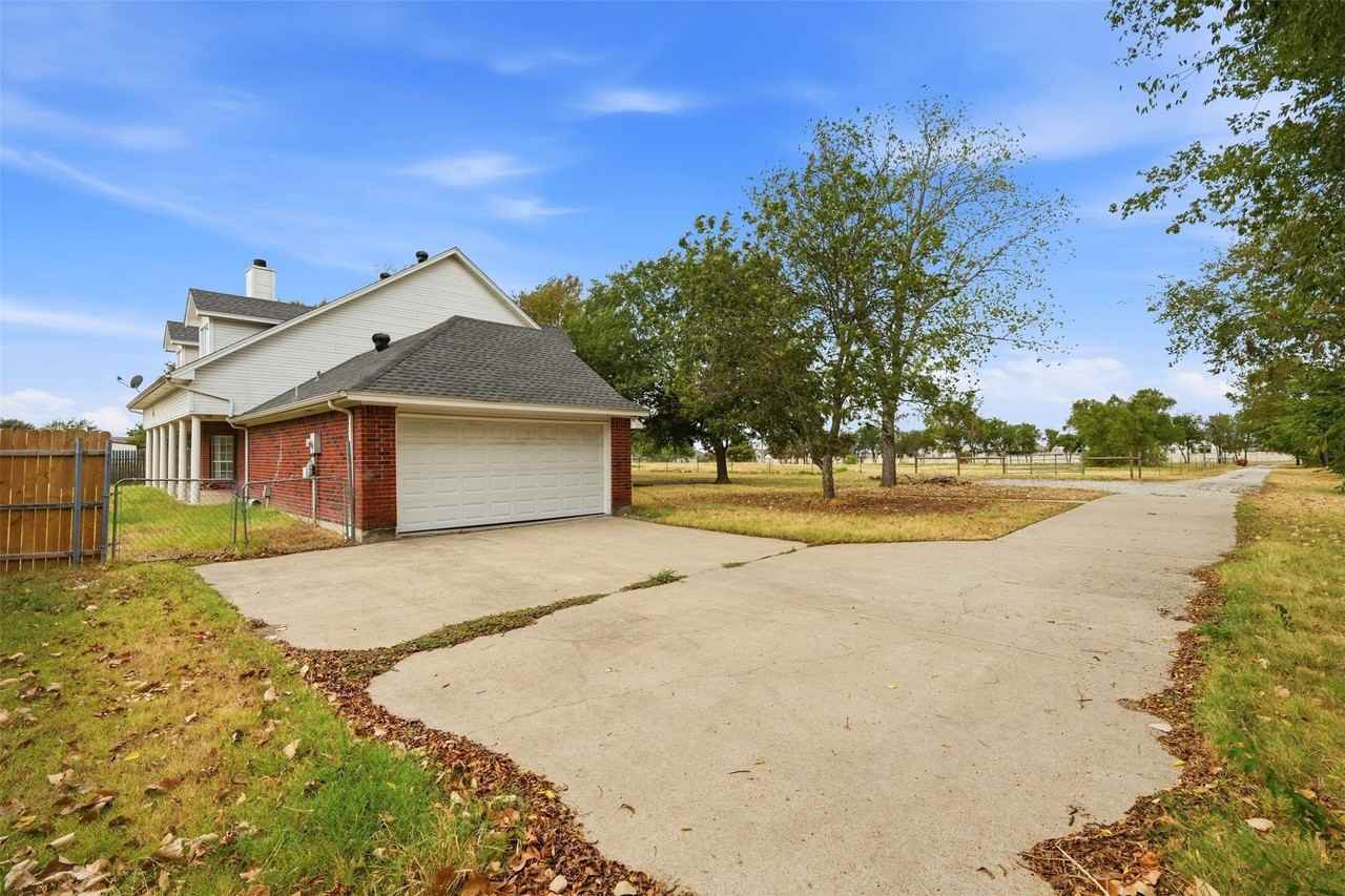 2661 Epps Rd - Photo 5 of 37